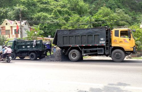 Xe chở than gãy trục, bánh văng trúng người đi đường ảnh 3